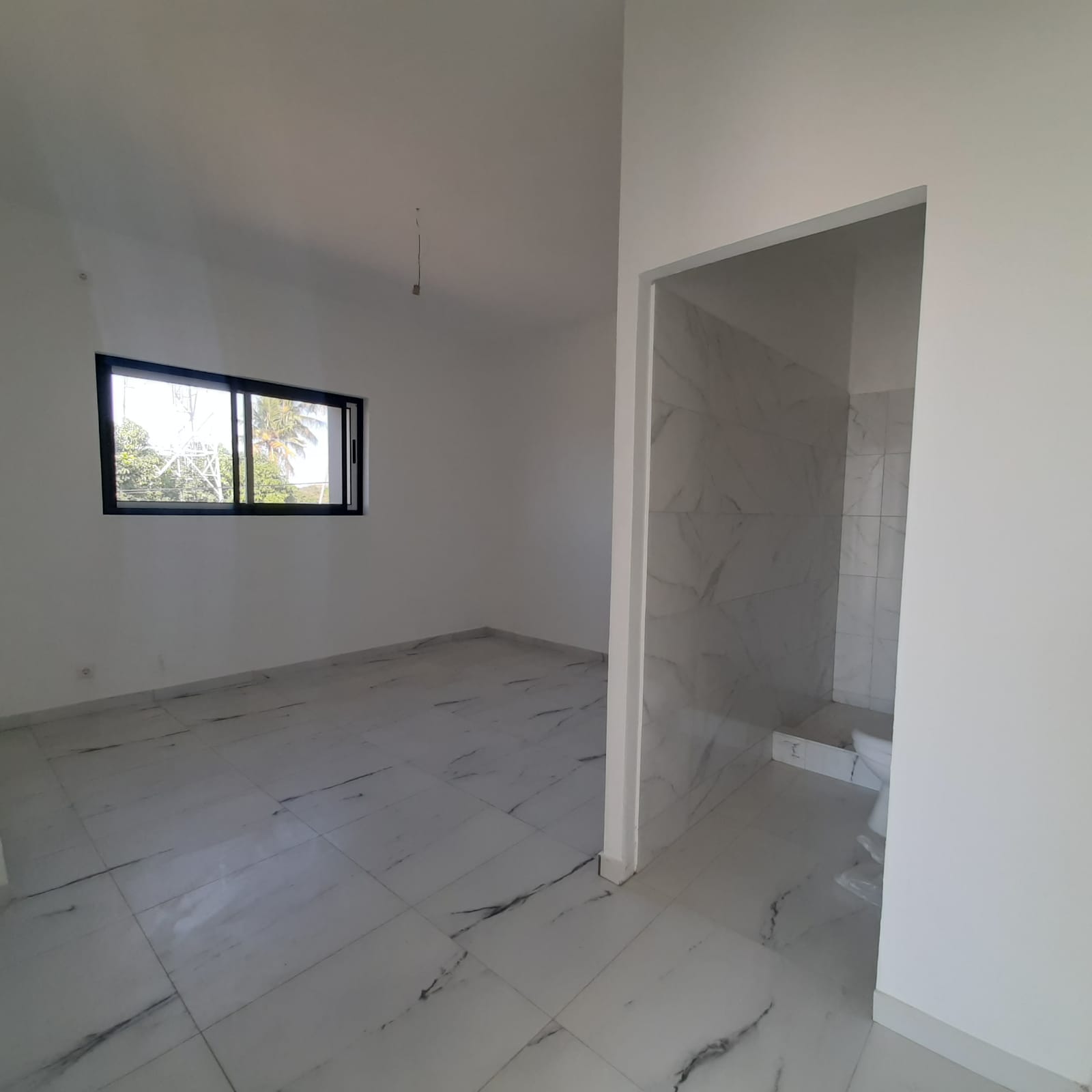 Mini Hotel à Beira da Estrada na Vila de Marracuene Por 960.000.00 MZN