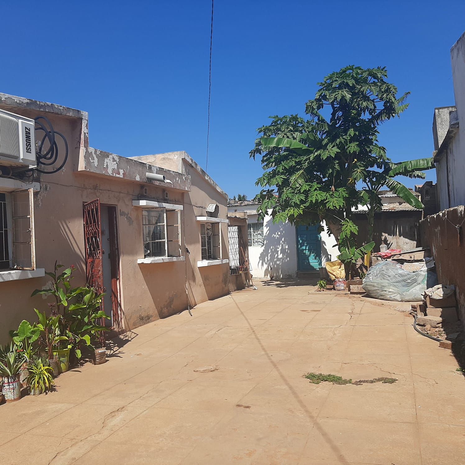 Vende-se Moradia T2 a beira da estrada no Bairro Ferroviário por apenas 2.100.000.00