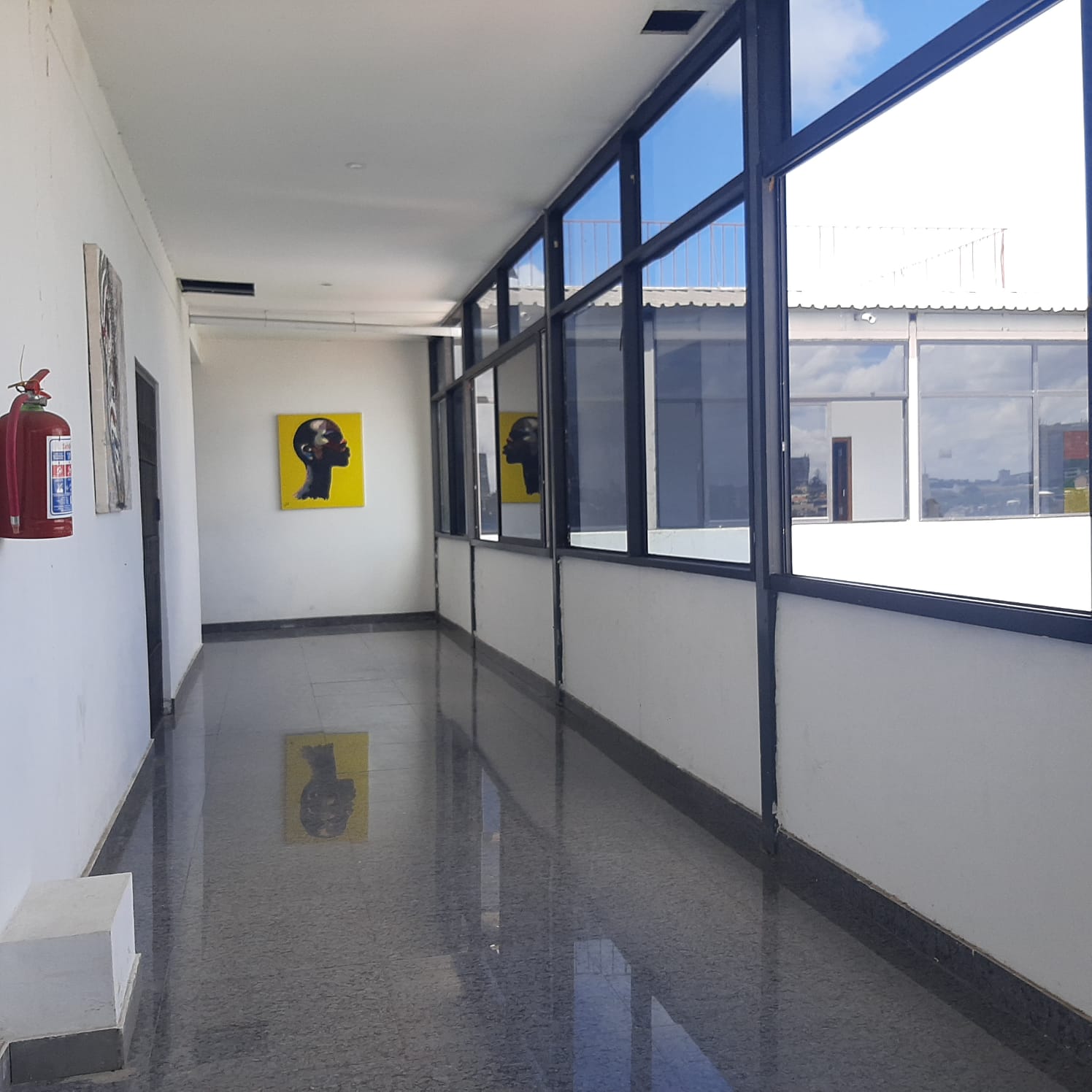 ARRENDA-SE 4 ESCRITORIOS NUM BUSINESS CENTRE APARTIR DE 15 USD POR M2