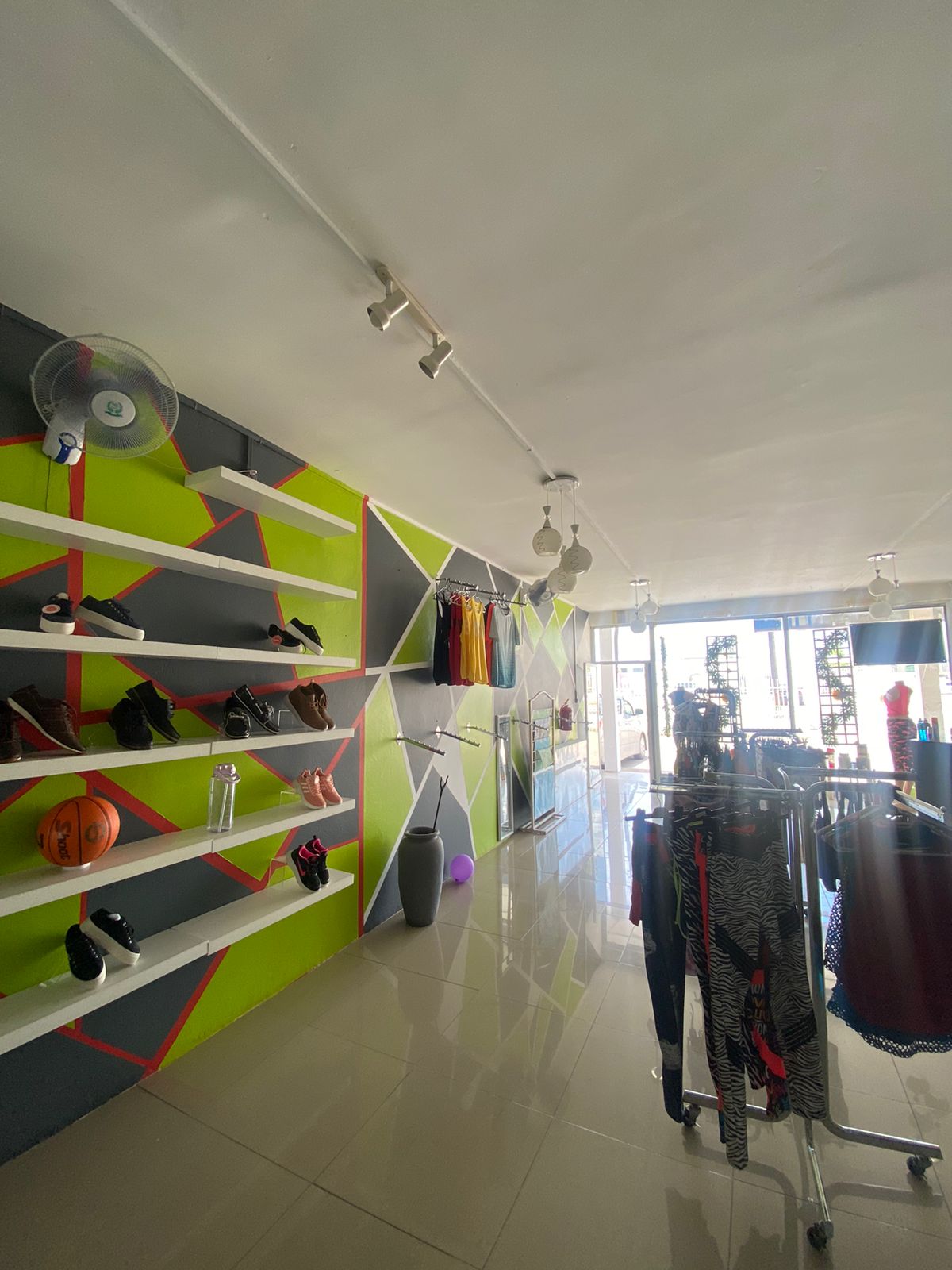 Conjunto de 29 lojas em matola, por 96.000.000.00 MZN