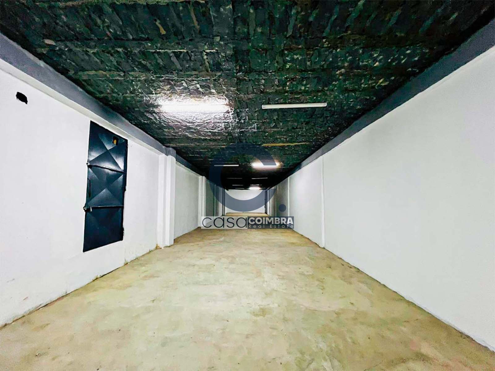 Vende-se Complexo Comercial com Armazéns, Escritórios e Lojas por Apenas 300.000.00 USD