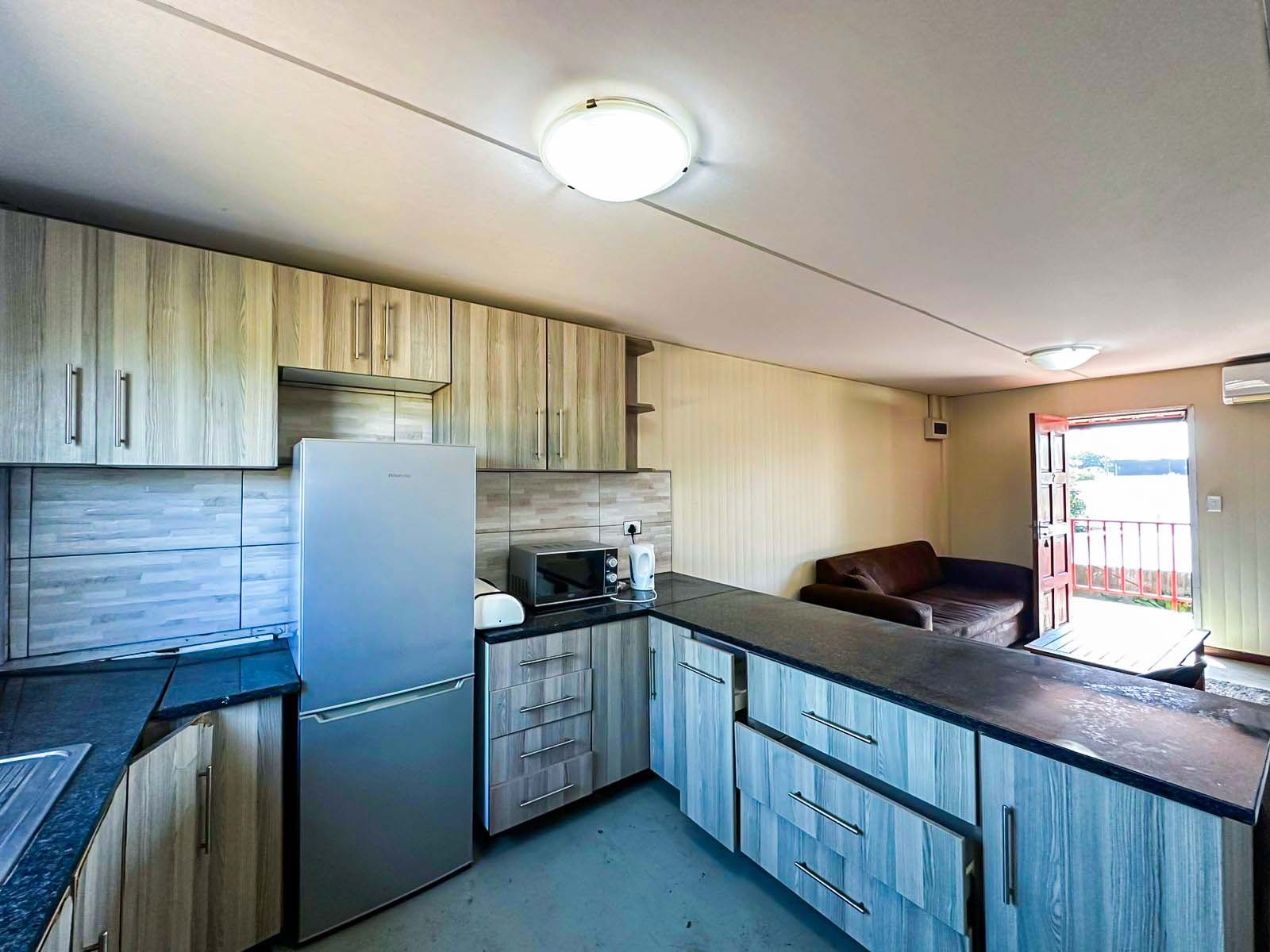 Vende-se Condomínio com 18 Apartamentos T2 na N4, Matola por Apenas 39.000.000.00MZN