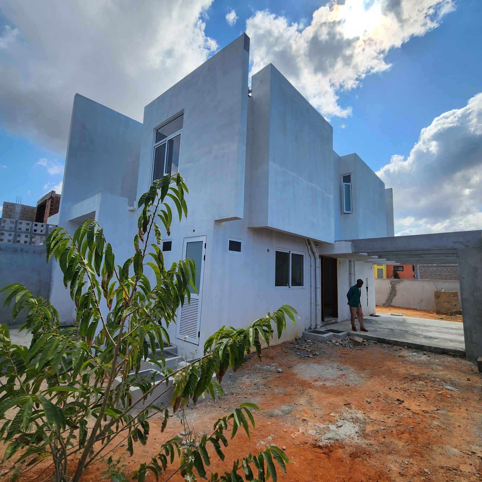 VENDE-SE 4 MORADIAS GEMINADAS INACABADAS NO MAPULENE A PARTIR DE 9.500.000.00 MZN