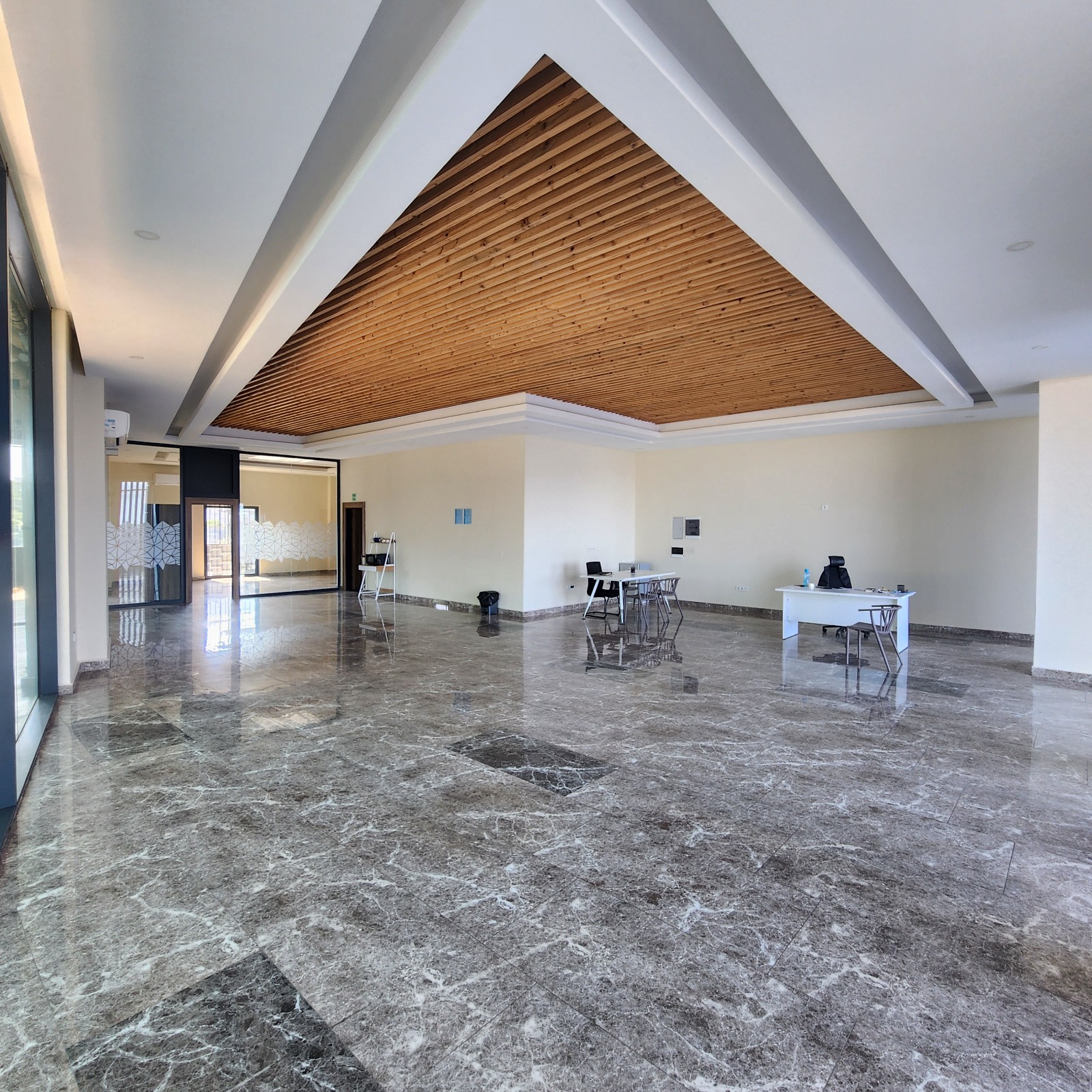 VENDE-SE LOJA NO EDIFICIO PARKMOZA AV.MARGINAL POR APENAS 1.100.000.00 USD