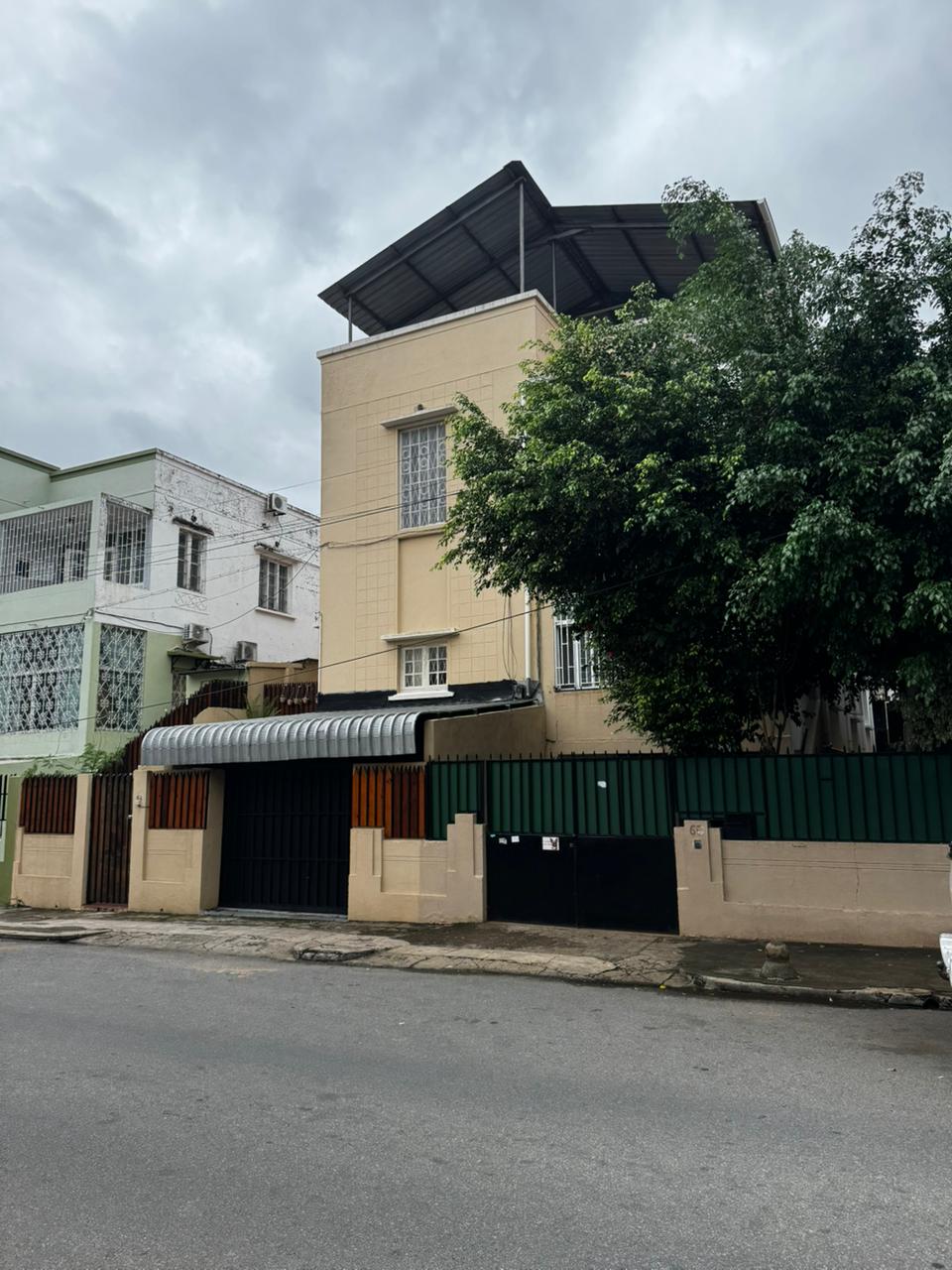 Arrenda-se Moradia T3 Geminada de 2 Pisos e Terraço Útil na Polana Cimento Por Apenas 130.000 Mzn