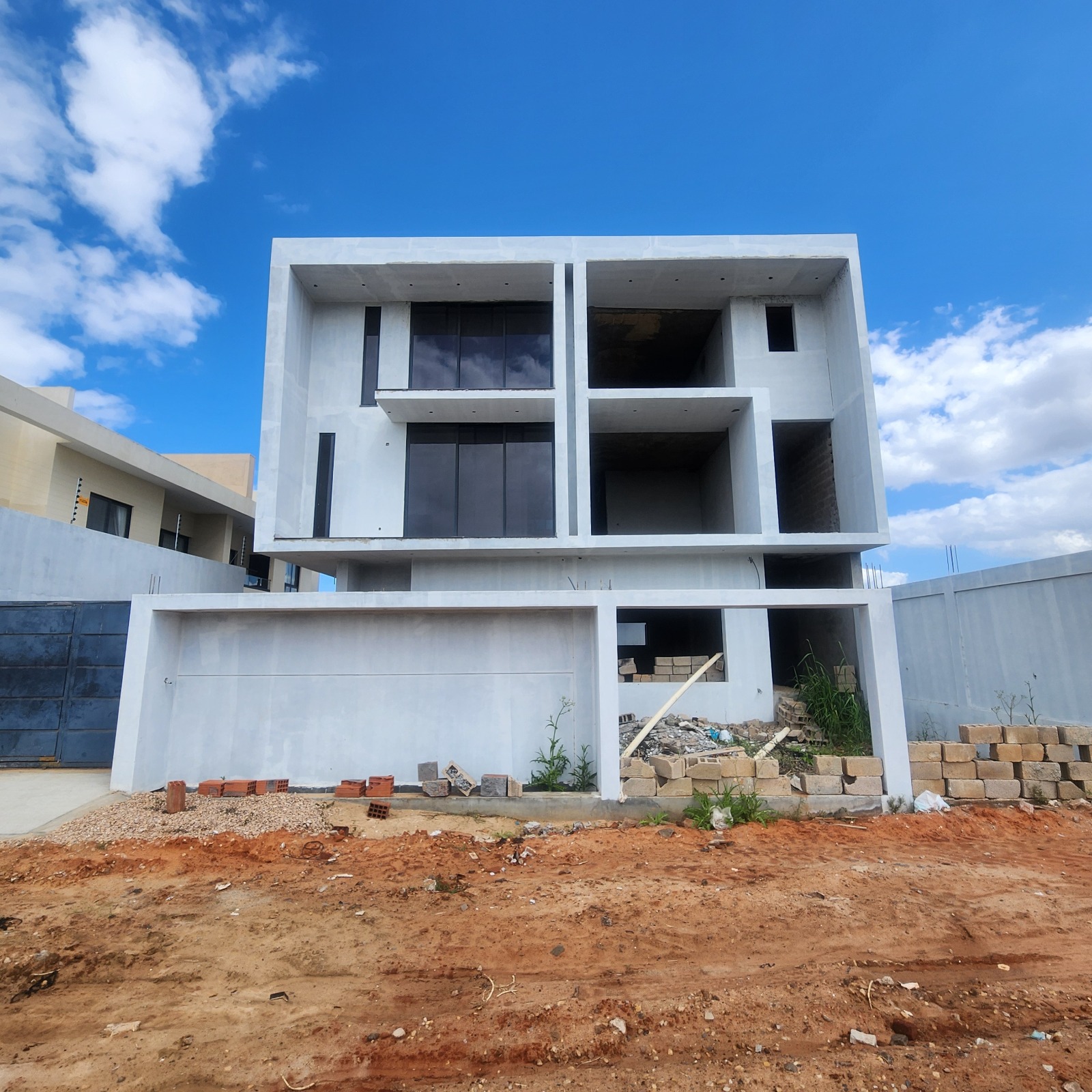 VENDE-SE MORADIA GEMINADA T4 INACABADA EM MAPULENE POR APENAS 6.500.000.00 MZN