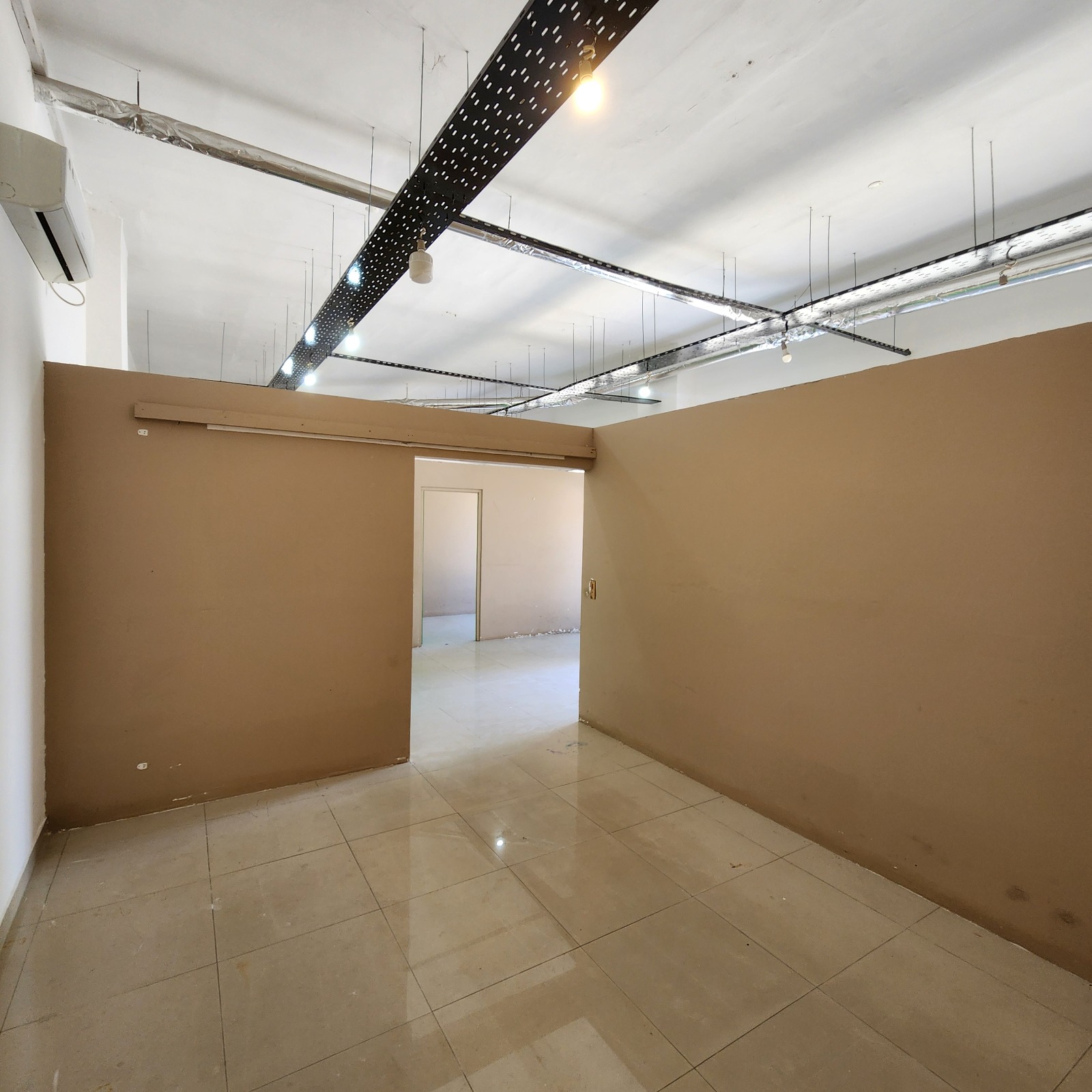 ARRENDA-SE ESPAÇO COMERCIAL NO JOSS VILLAGE POR APENAS 70.000.00 MZN