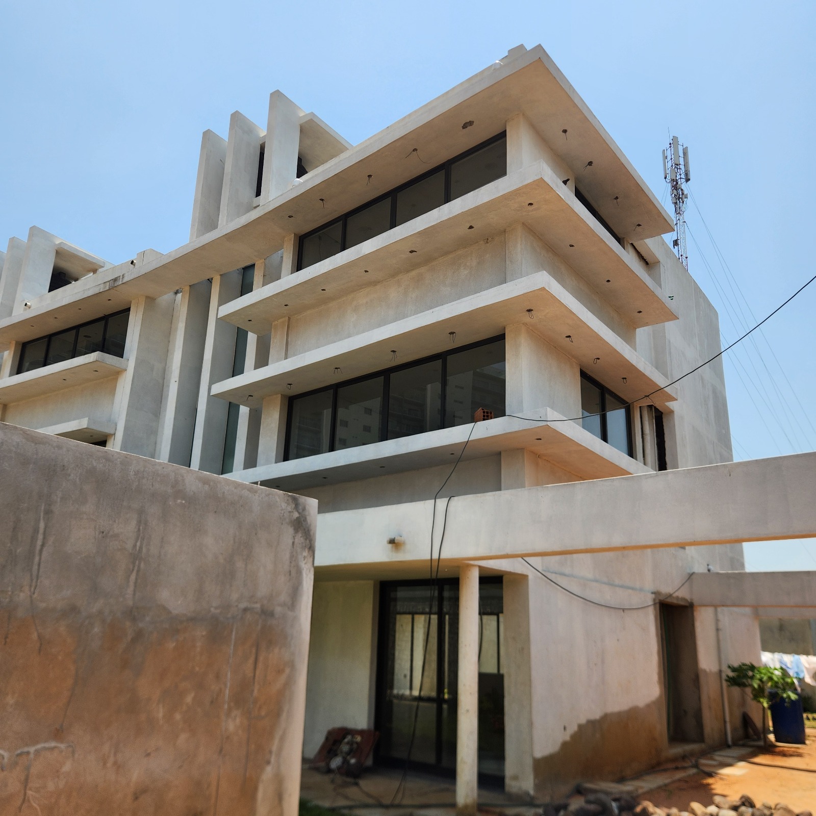 VENDE-SE MORADIA GEMINADA T4 NA SOMMERCHIELD 2 POR APENAS 23.500.000,00 MZN